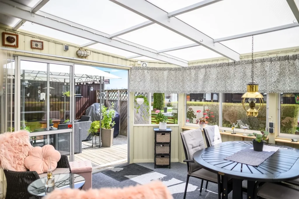 6. Nybyggd veranda runt villa Huddinge Holmgård (1)